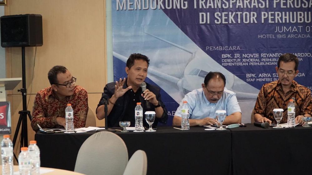 Ketua Ikatan Awak Kabin Garuda Indonesia (IKAGI) Zaenal Muttaqin saat memberikan paparan di acara Focus Group Discussion (FGD), “Mendukung Transparansi Perusahaan BUMN di Sektor Perhubungan Udara” yang digelar oleh Lingkar Media Komunikasi (LMK) di Hotel 