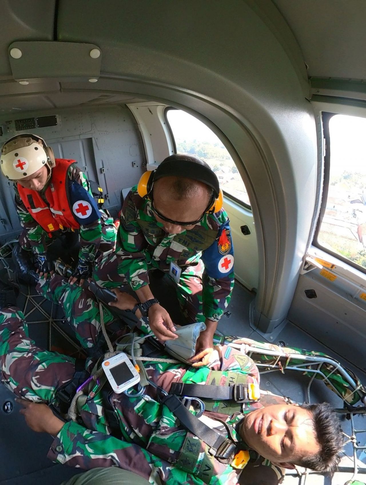 Skuadron Udara 100 WU 2 Puspenerbal - RSPAL dr. Ramelan Gelar Latihan EMU dengan Hoist