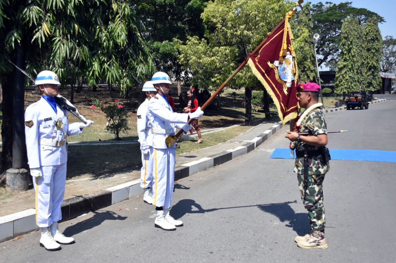 Prajurit Menart 2 Marinir Laksanakan Tradisi Penyambutan Komandan Baru