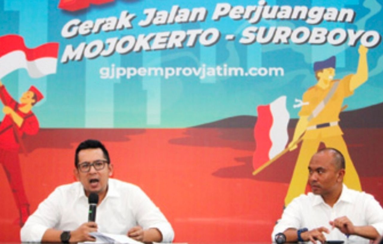 Kadispora Jatim, M Ali Kuncoro didampingi Kabid Keolahragaan, Abdul Wahab dalam jumpa pers persiapan acara Gerak Jalan Mojokerto Suroboyo, di Kantor Dispora Jatim, Jl. Kayun, Surabaya, Rabu (11/10/2023) sore.
