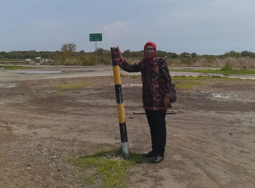 Bunda Misih di lokasi pembebasan lahan untuk proyek Outer East Ring Road (OERR) atau Jalan Lingkar Luar Timur (JLLT)