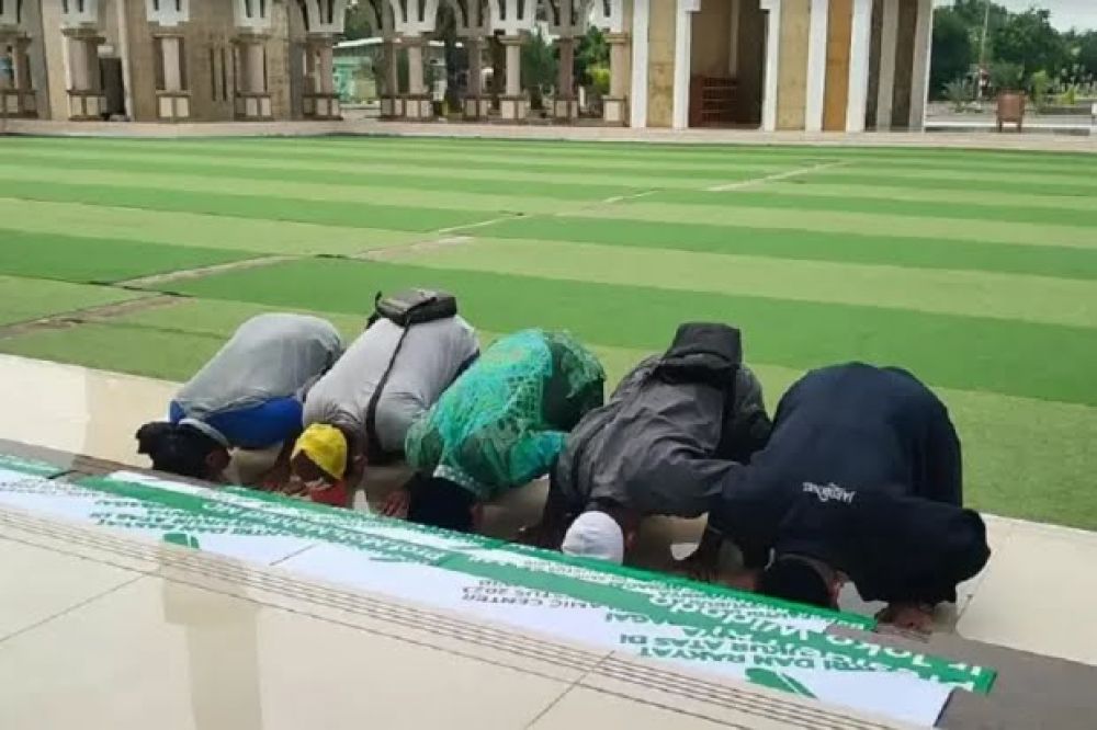 Sebanyak 5 orang koordinator Aliansi Santri Rakyat Indramayu (ASRI) melaksanakan sujud syukur di halaman Masjid Islami Center Syekh Abdul Manan, Kabupaten Indramayu. Rabu, (02/08).
