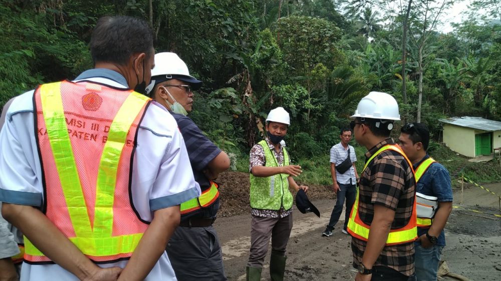 Pengurus Asosiasi Pengusaha Konstruksi Besi dan Baja Indonesia (APKBBI) Slamet Riyadi (tengh)